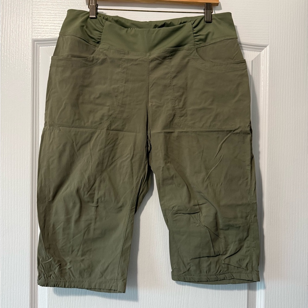 Mountain Hardwear Green Women's Dynama Crop. XL long 16 inch inseam.